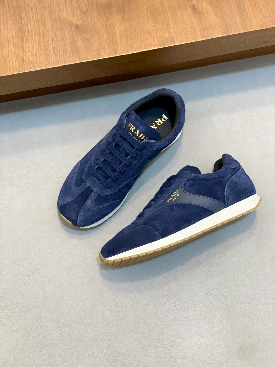 Men's shoes 💰740 Prada/Prada's new men's spliced ​​casual sports shoes. These sports shoes use exquisite stitching technology to outline a unique geometric texture, and contemporary lines and details reinterpret the classic sports style. The upper is made of ultra-official material, and the lining is full cowhide. It is lightweight, breathable, practical and versatile. The tongue is decorated with the Prada Milano logo, and the logo print is embellished with the laces. It is paired with a 2.5cm two-color rubber sole to create a comfortable wearing experience. Comes with full set of original packaging dust bag! Size: 39-40-41-42-43-44 (38, 45 customized) standard leather shoe size